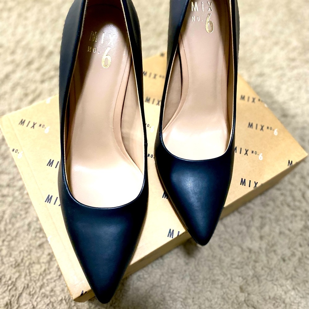 Black Pumps